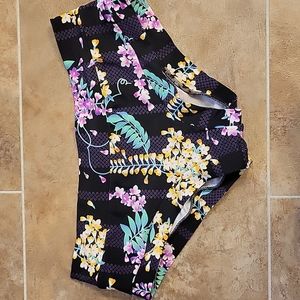 Cleo the Hurricane Classic Hot Pants Size Small